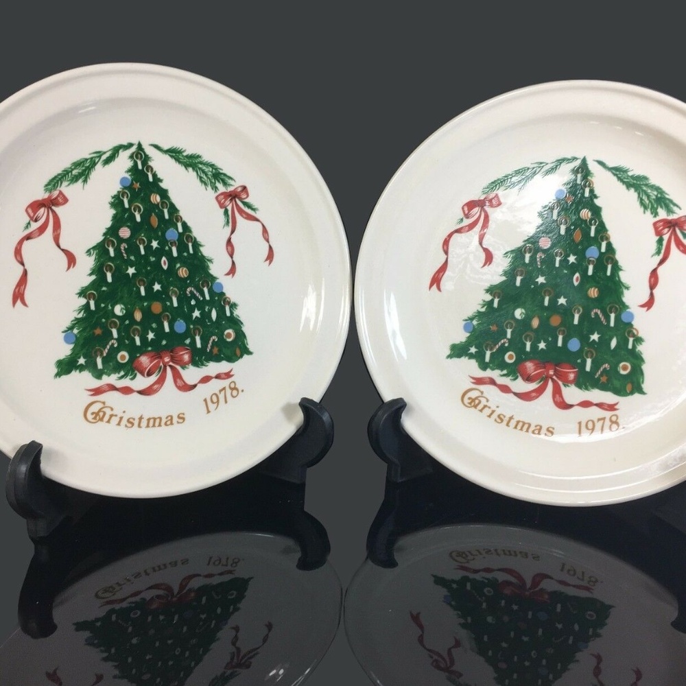 (2) Vintage 1978 Christmas Pottery Plates Irland